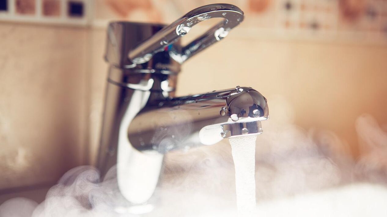 torneira de água quente para cozinhar o pênis antes de aumentar com refrigerante