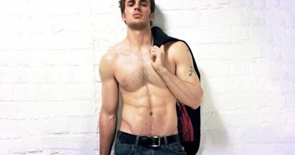 homem brutal com pênis aumentado