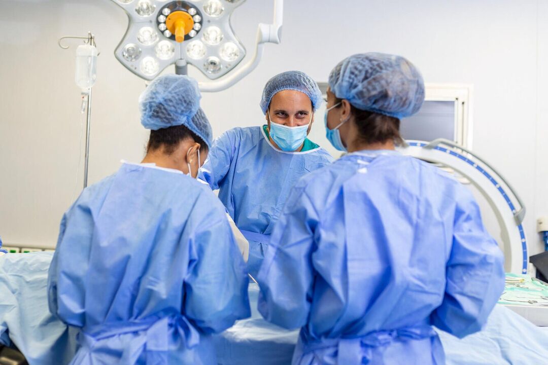 Cirurgiões plásticos realizam cirurgia para aumentar o pênis de um homem